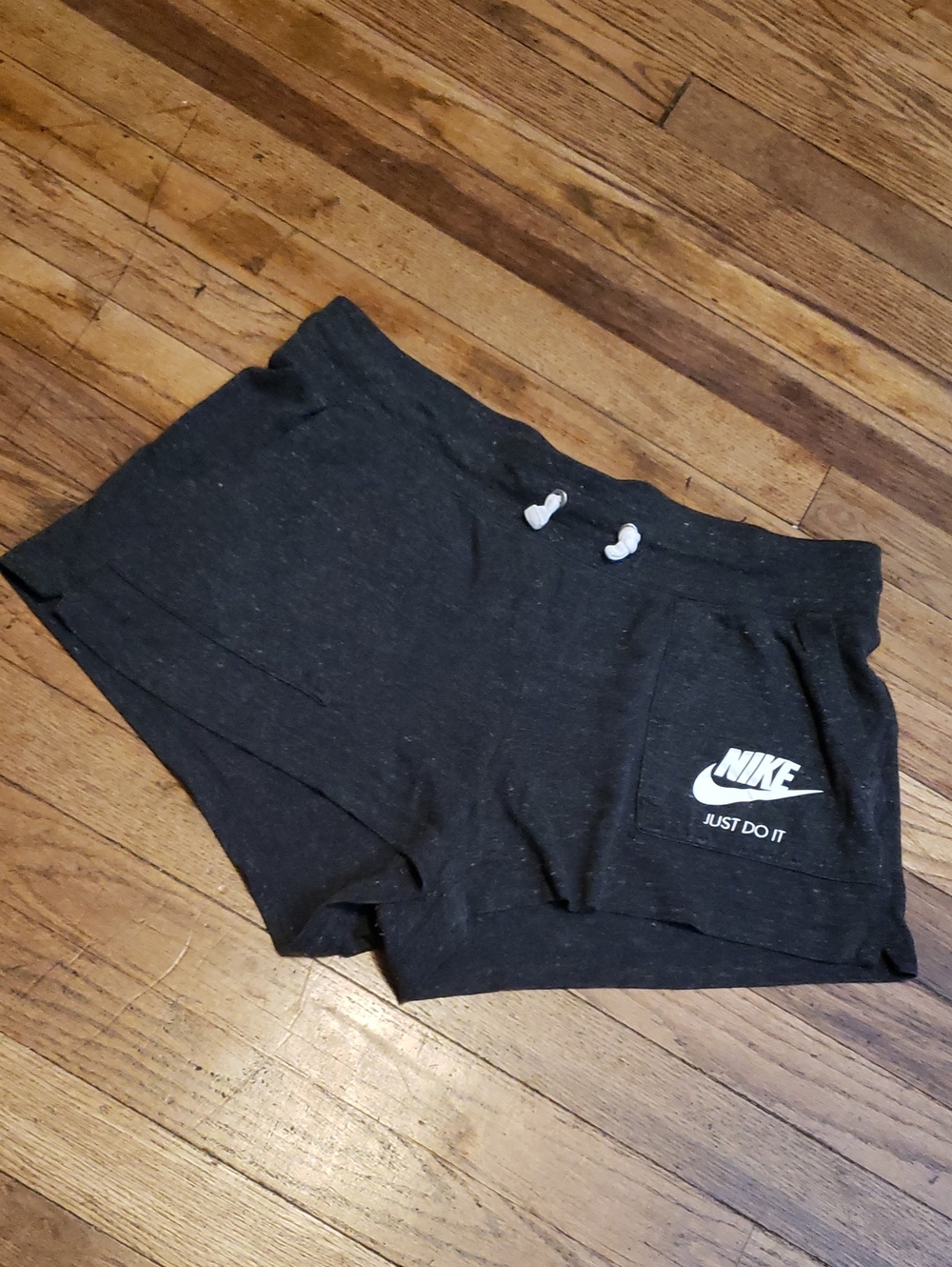 Womens Nike cloth short W/pockets sz L